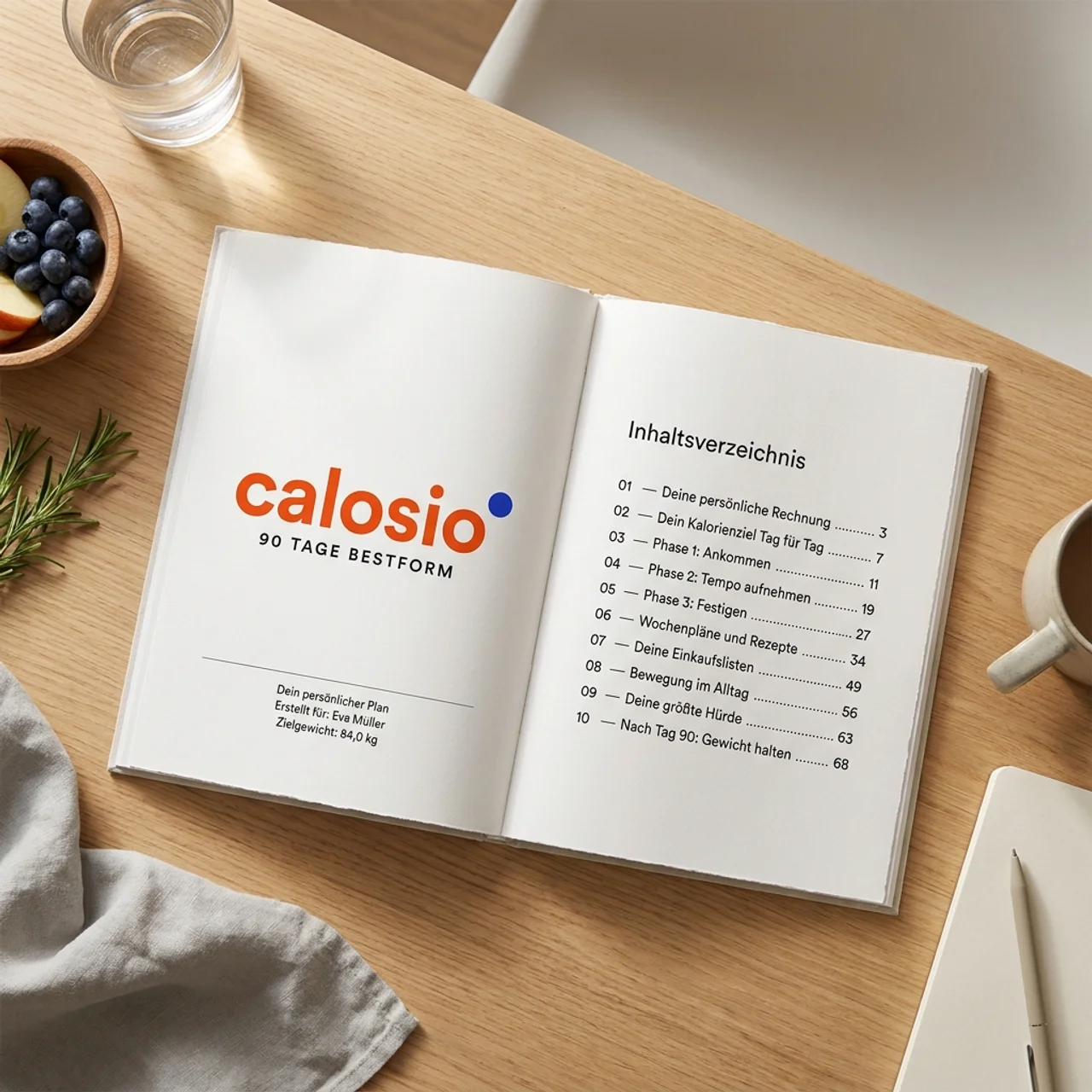 Aufgeschlagener Plan von calosio auf einem Küchentisch